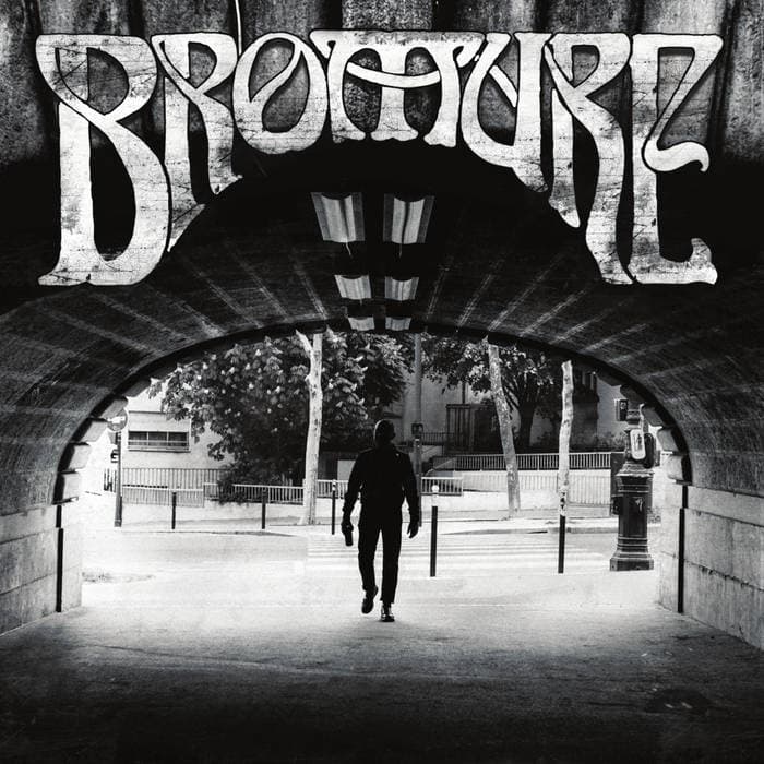 Premier album pour ce groupe de Paris, pochette en noir et blanc, nuances de gris, un homme de face dont on ne voit pas le visage passe sous un pont. L'inscription Bromure dans un style Art Nouveau apparait sur le pont.